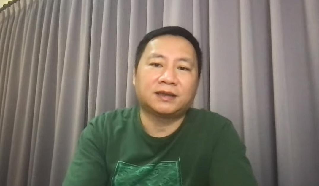 王丹向掛布條的民眾致敬，形容他是當代的「坦克人」。（翻攝自王丹學堂YouTube）