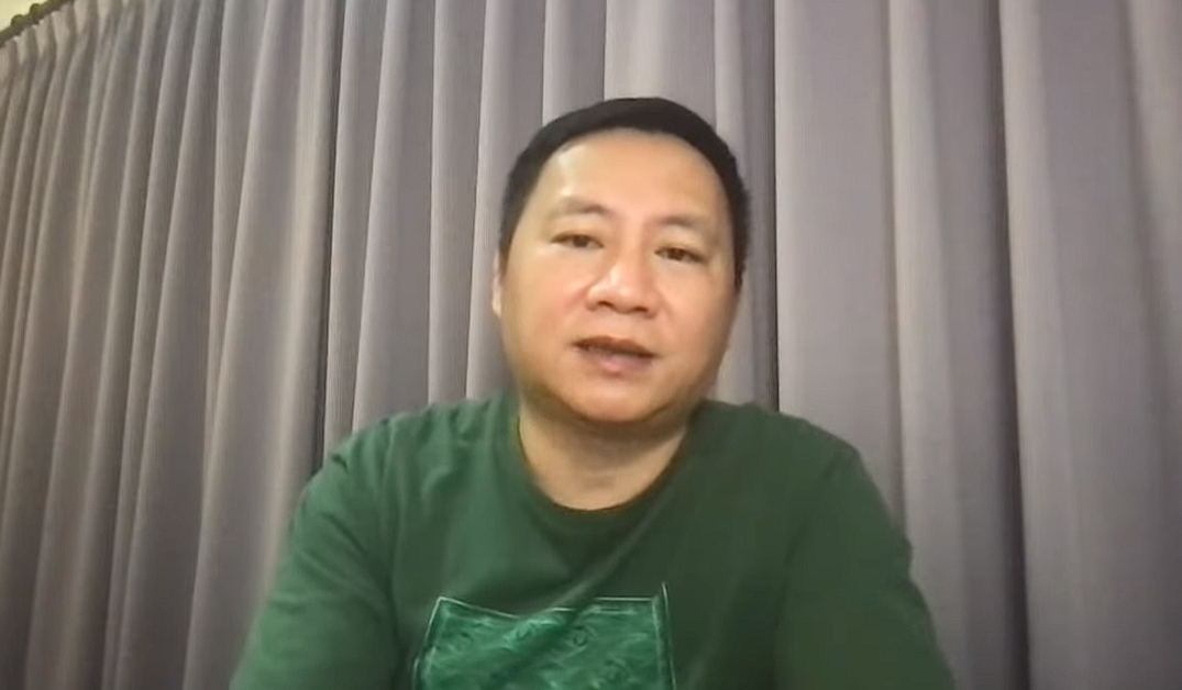 王丹向掛布條的民眾致敬,形容他是當代的「坦克人」。(翻攝自王丹學堂YouTube)