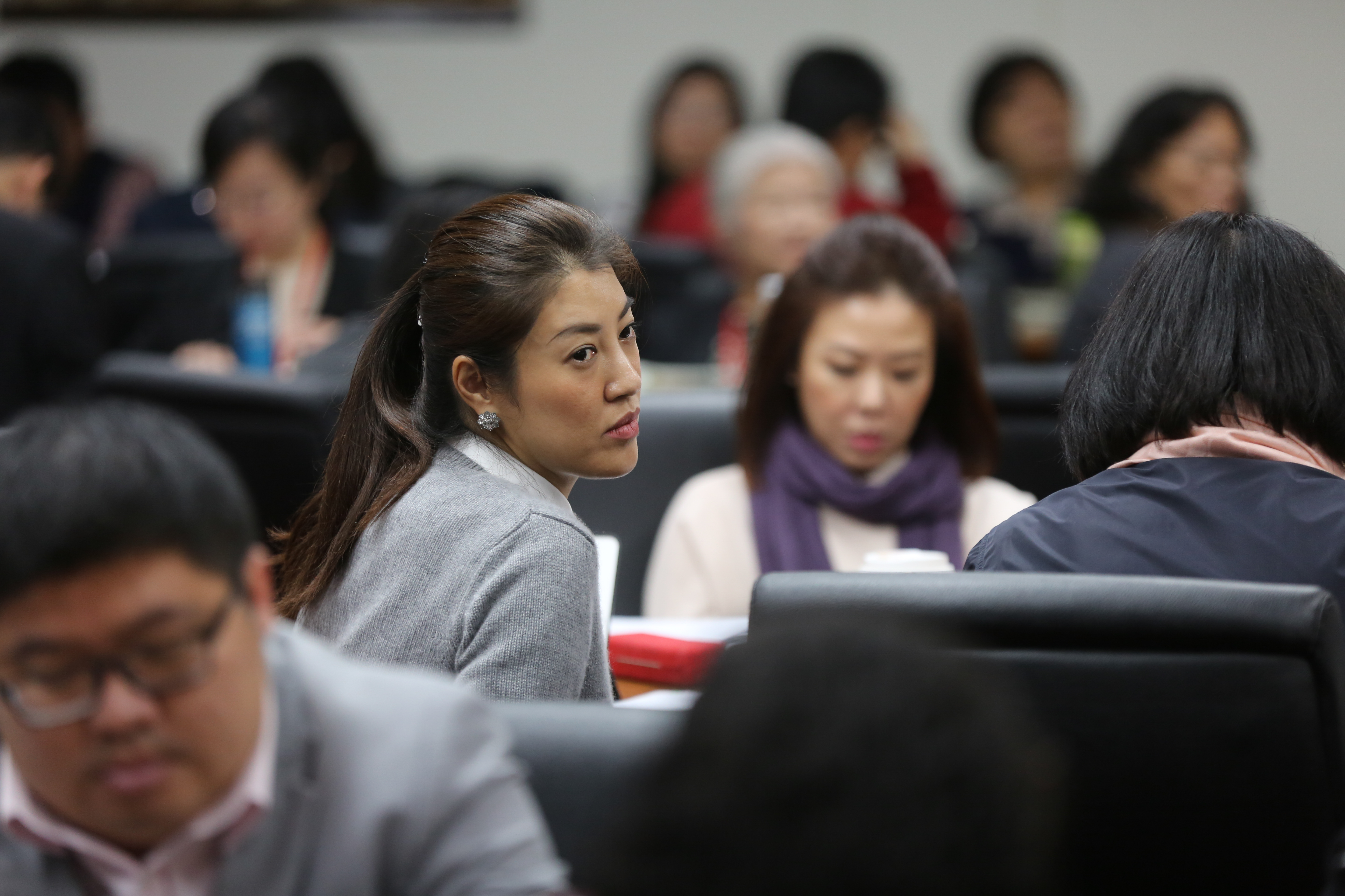 高雄議員候選人吳佩蓉痛批，逢甲校方在處理許淑華論文爭議上，根本是兩套標準。