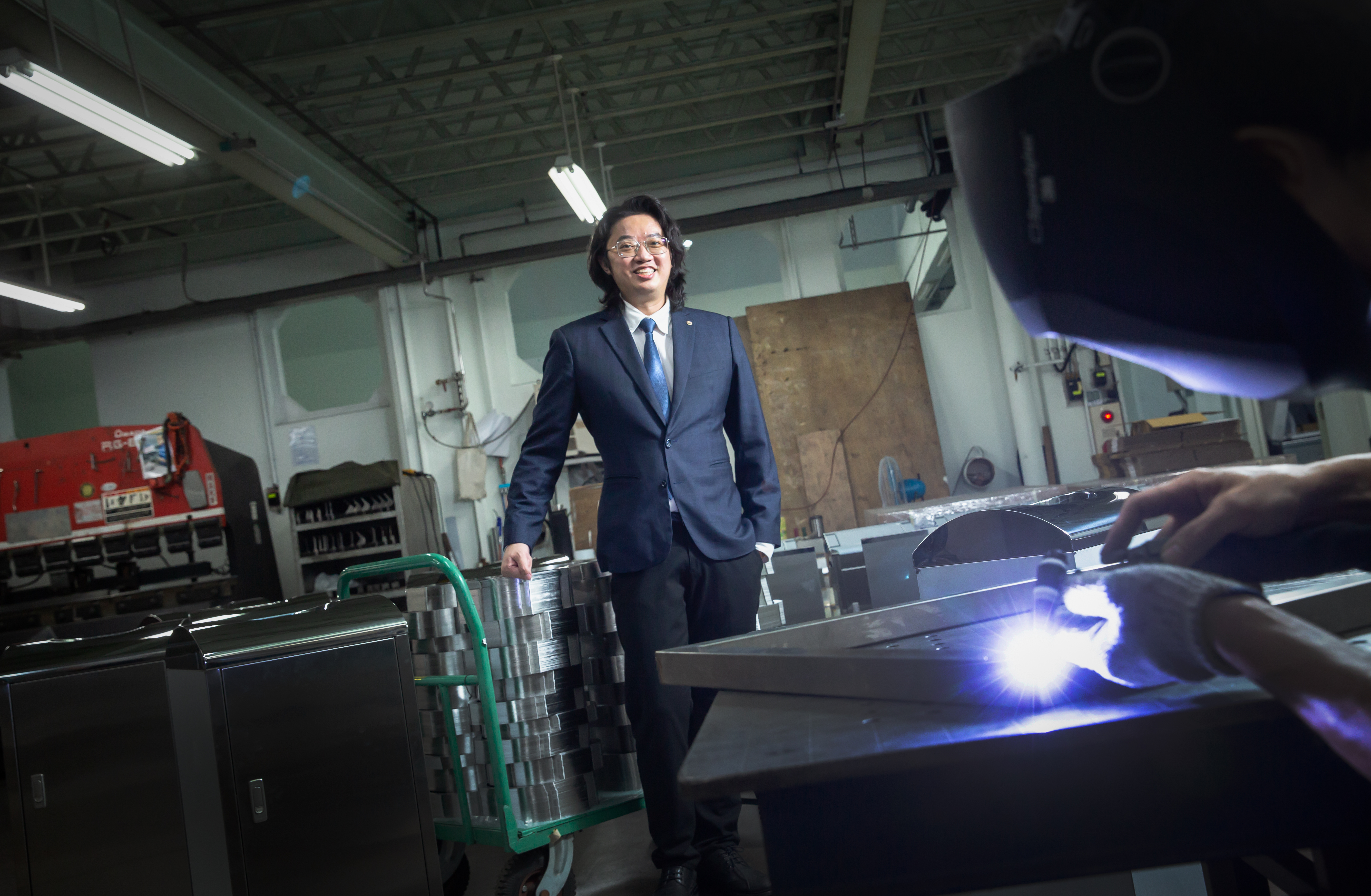 林佑嘉帶領生產不鏽鋼垃圾桶的傳統黑手工廠,成為國內主要半導體晶圓框架供應商。