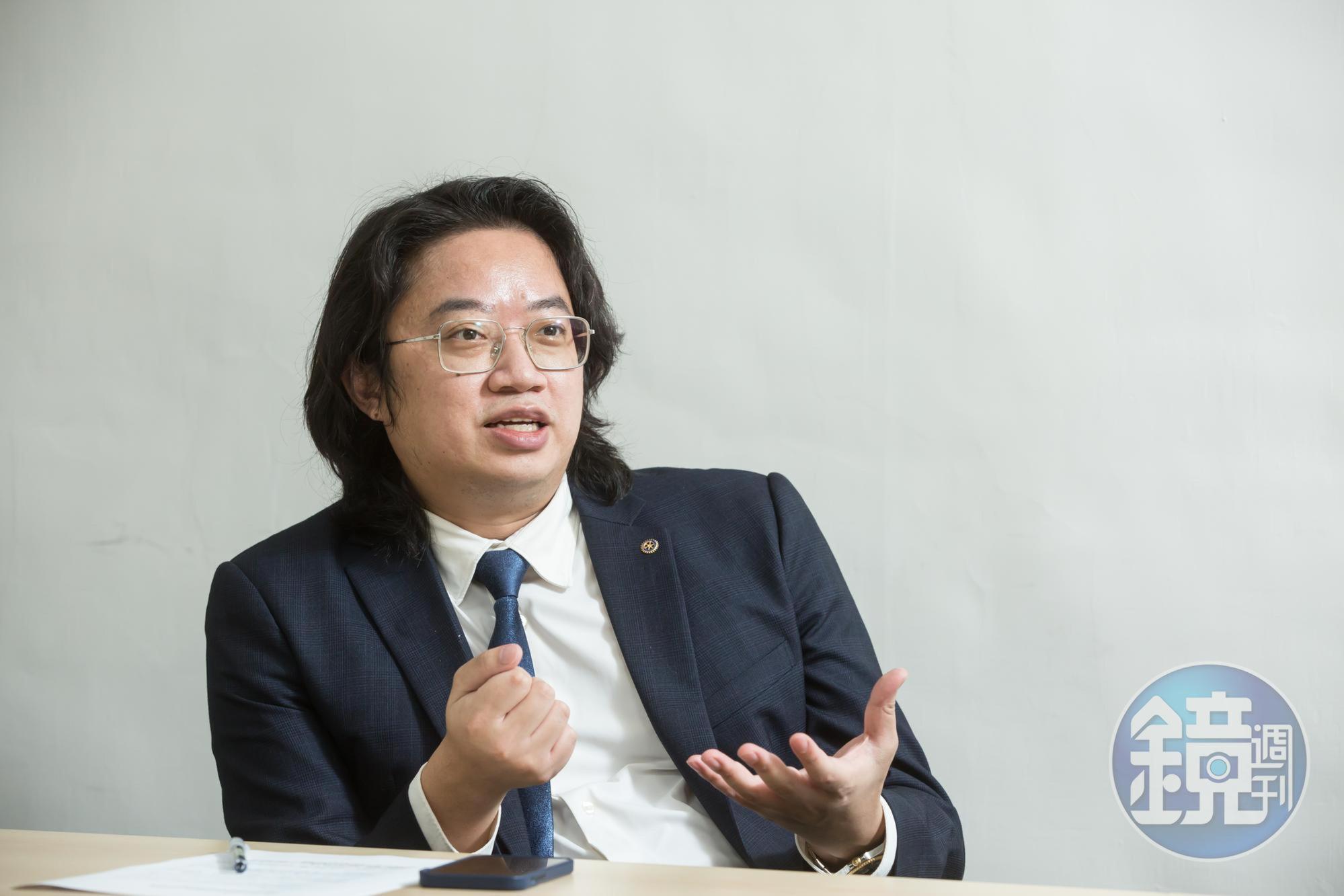 留著一頭瀟灑捲髮的林佑嘉今年37歲,是帶領傳統不鏽鋼廠走向外銷的關鍵推手。