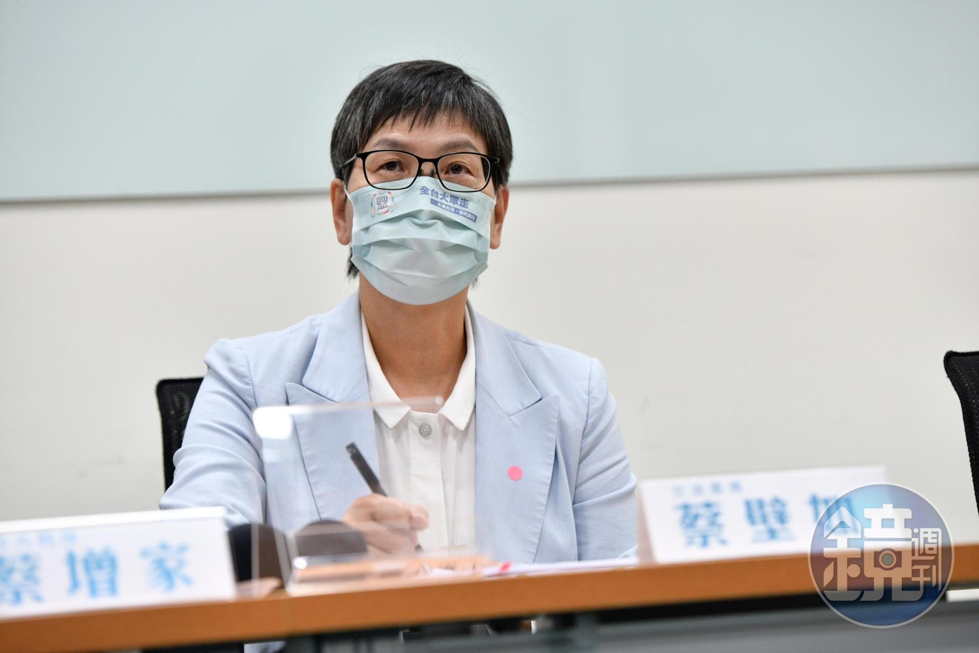 德明財經科技大學判定碩士論文有違學術倫理,蔡壁如今天召開記者會說明。