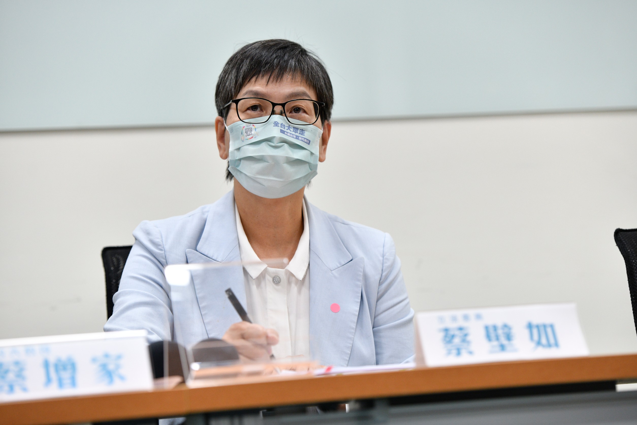 德明財經科技大學判定碩士論文有違學術倫理，蔡壁如今天召開記者會說明。