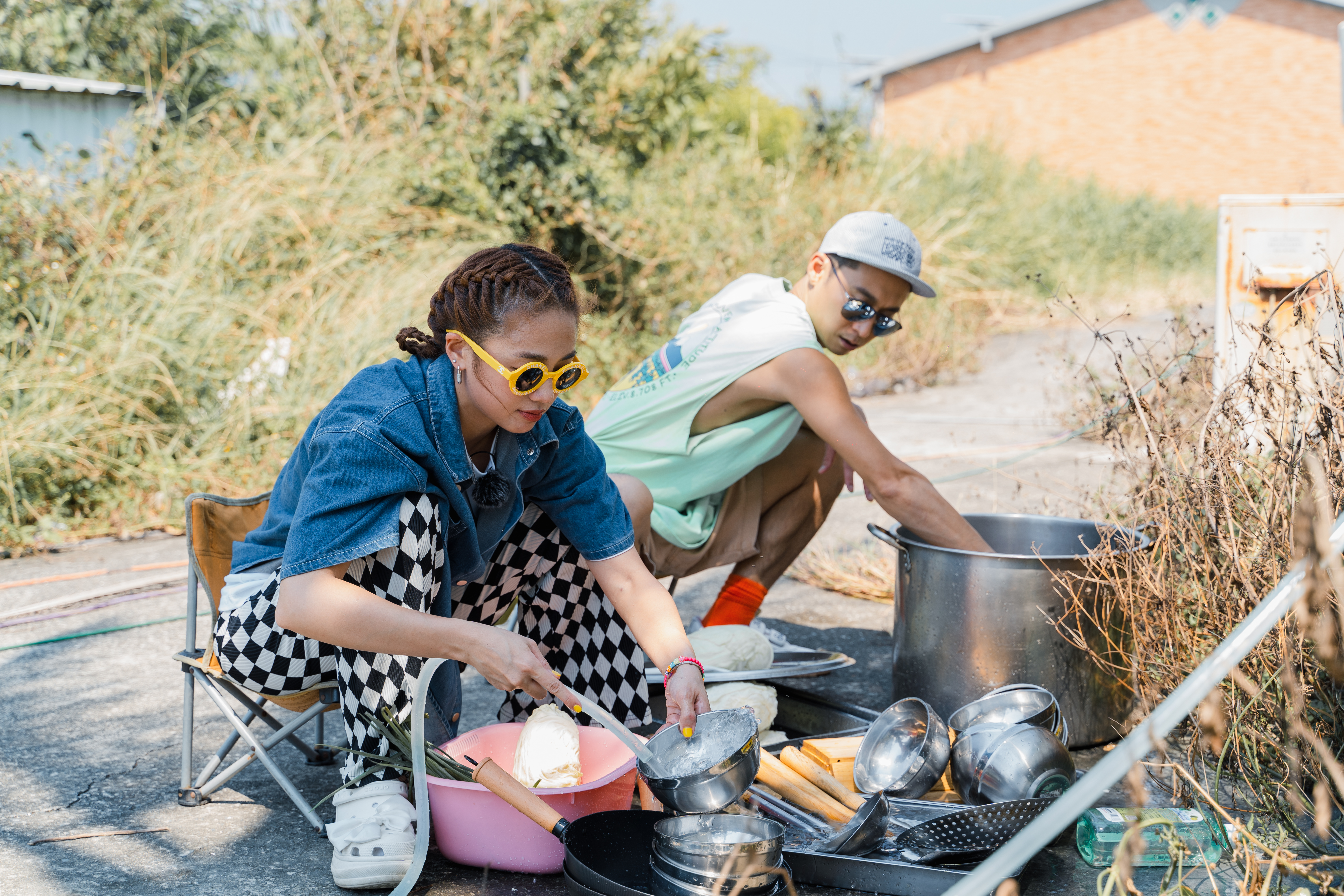 吳映潔（左）、浩子挑戰總鋪師任務。（好看娛樂提供）