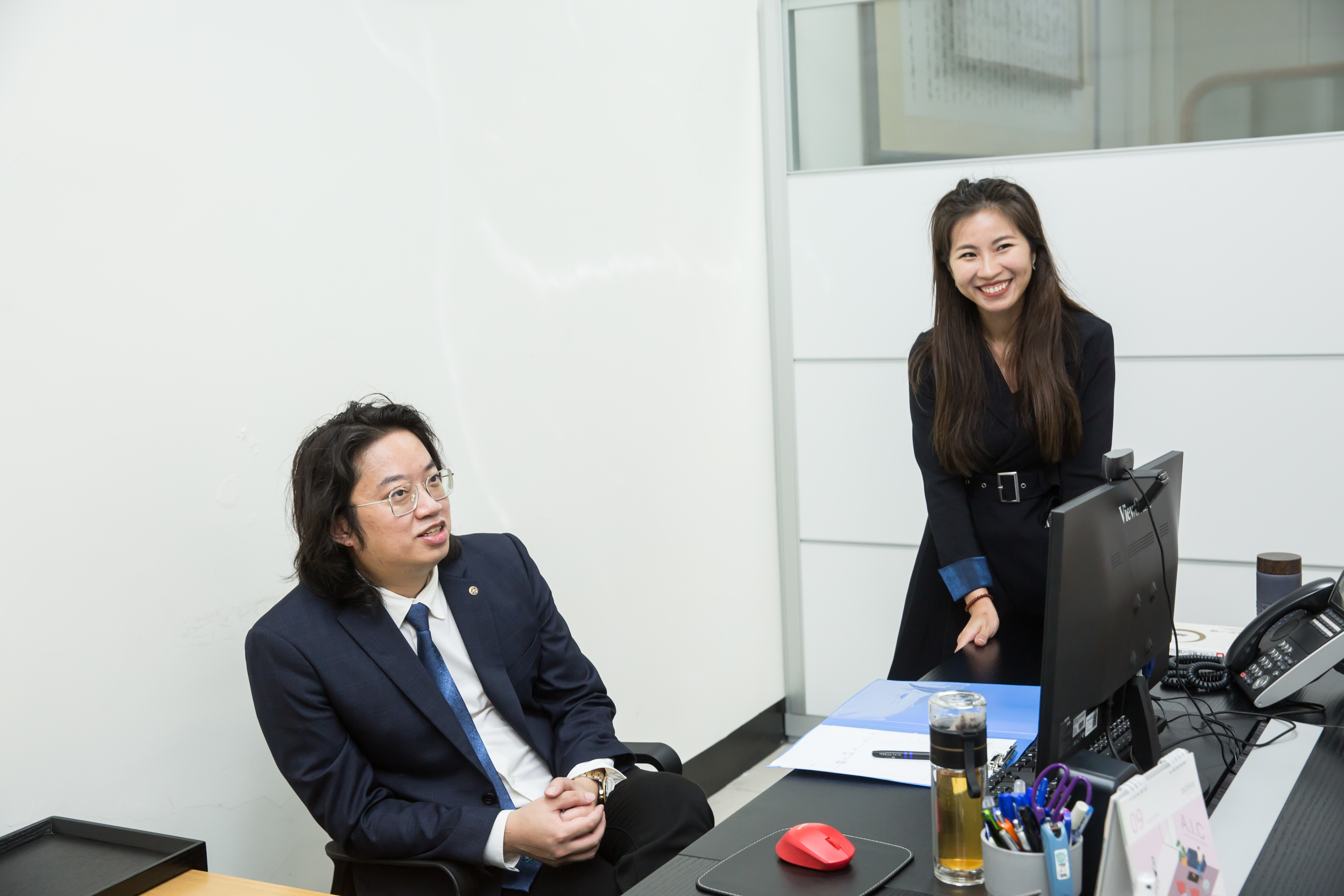 林佑嘉（左）與太太劉又嘉（右）是國小同學，只有在看到老婆時，他的緊張神情都化成粉紅泡泡。