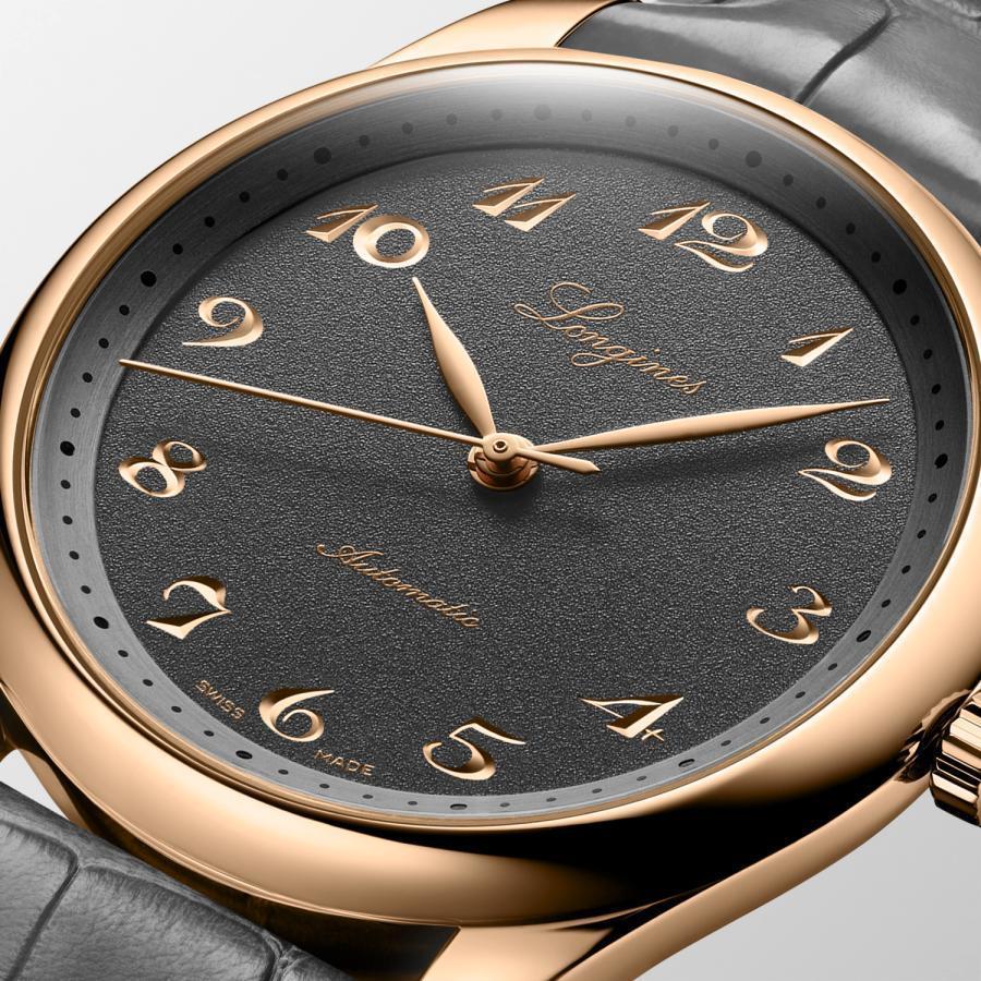 Longines 浪琴表 Master Collec玫瑰金版本採用粒紋煙煤灰色面盤,玫瑰金指針與玫瑰字色字體。