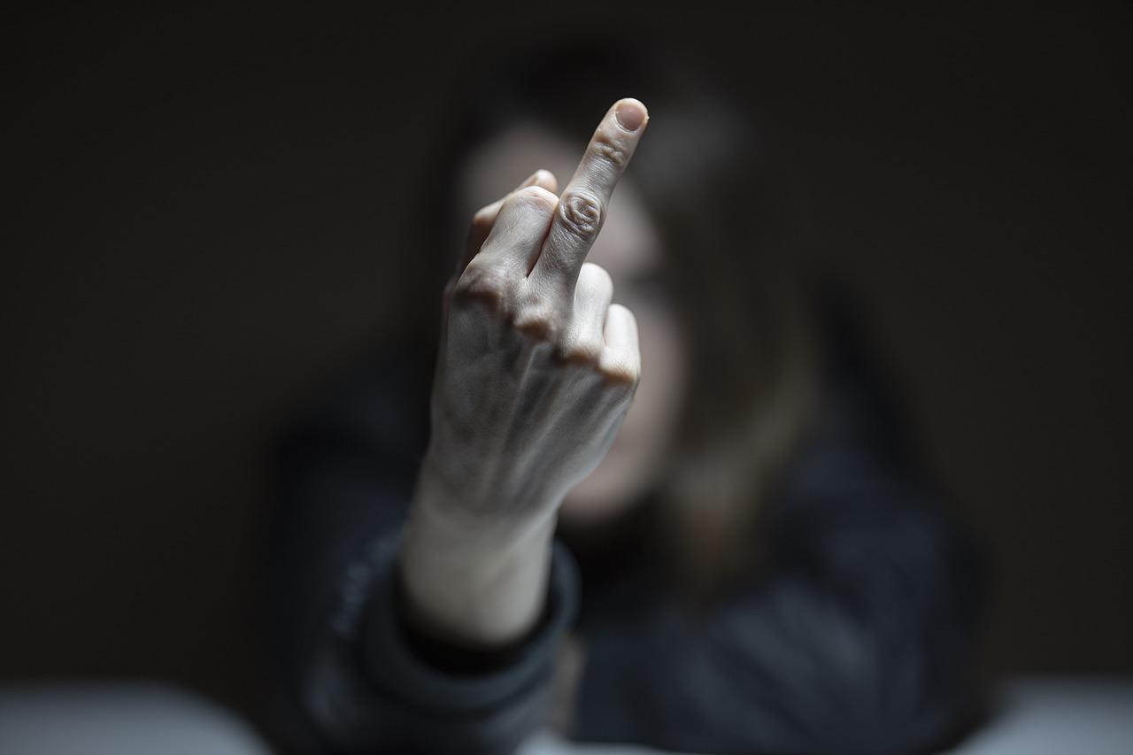 美國一項研究顯示，比中指能忍受疼痛的時間較其他手勢更長。（示意圖，Pixabay）