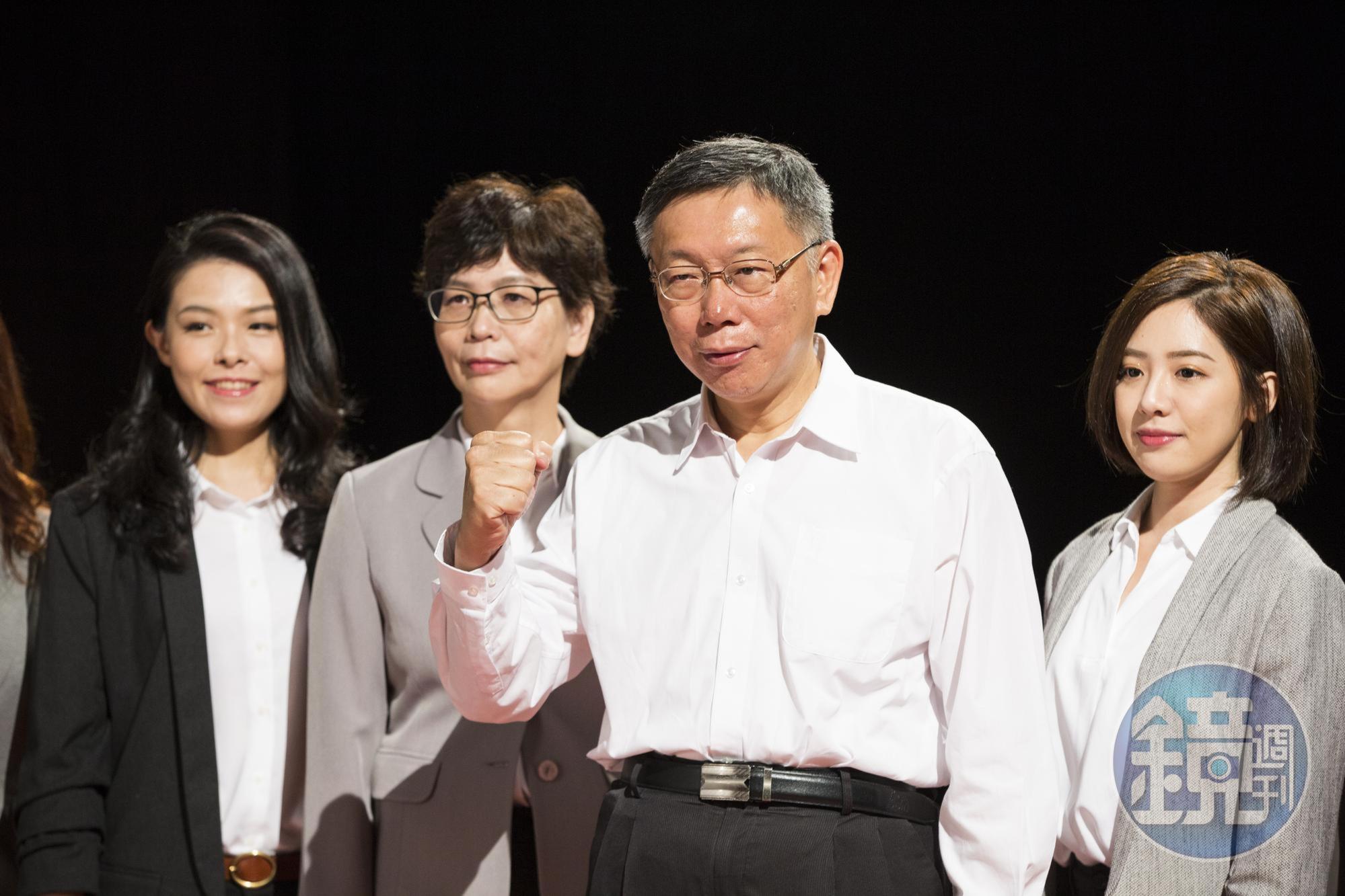 蔡壁如(左2)長期以來是柯文哲(右2)重要心腹,如今卻爆出論文抄襲爭議。(本刊資料照)