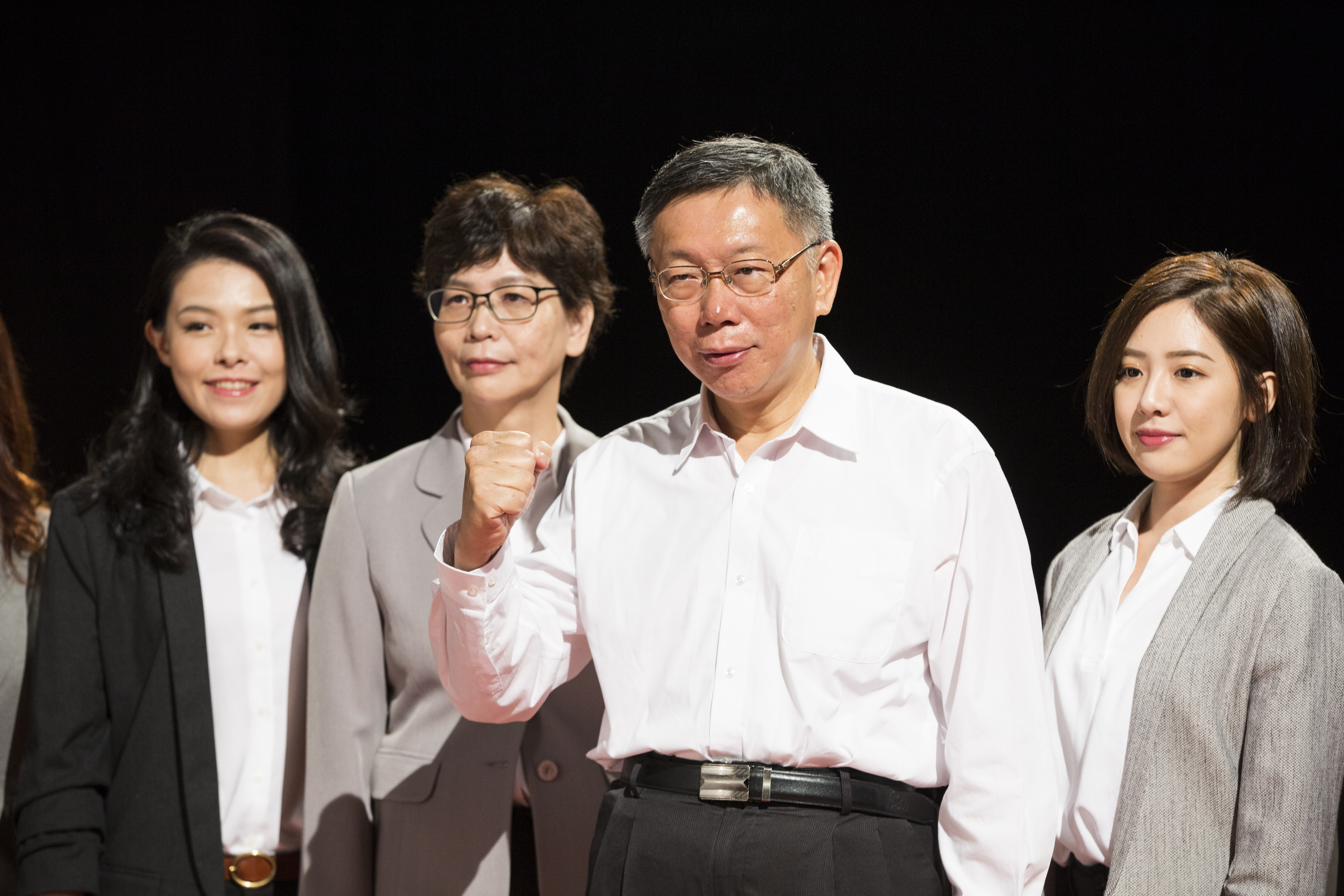 蔡壁如(左2)長期以來是柯文哲(右2)重要心腹,如今卻爆出論文抄襲爭議。(本刊資料照)