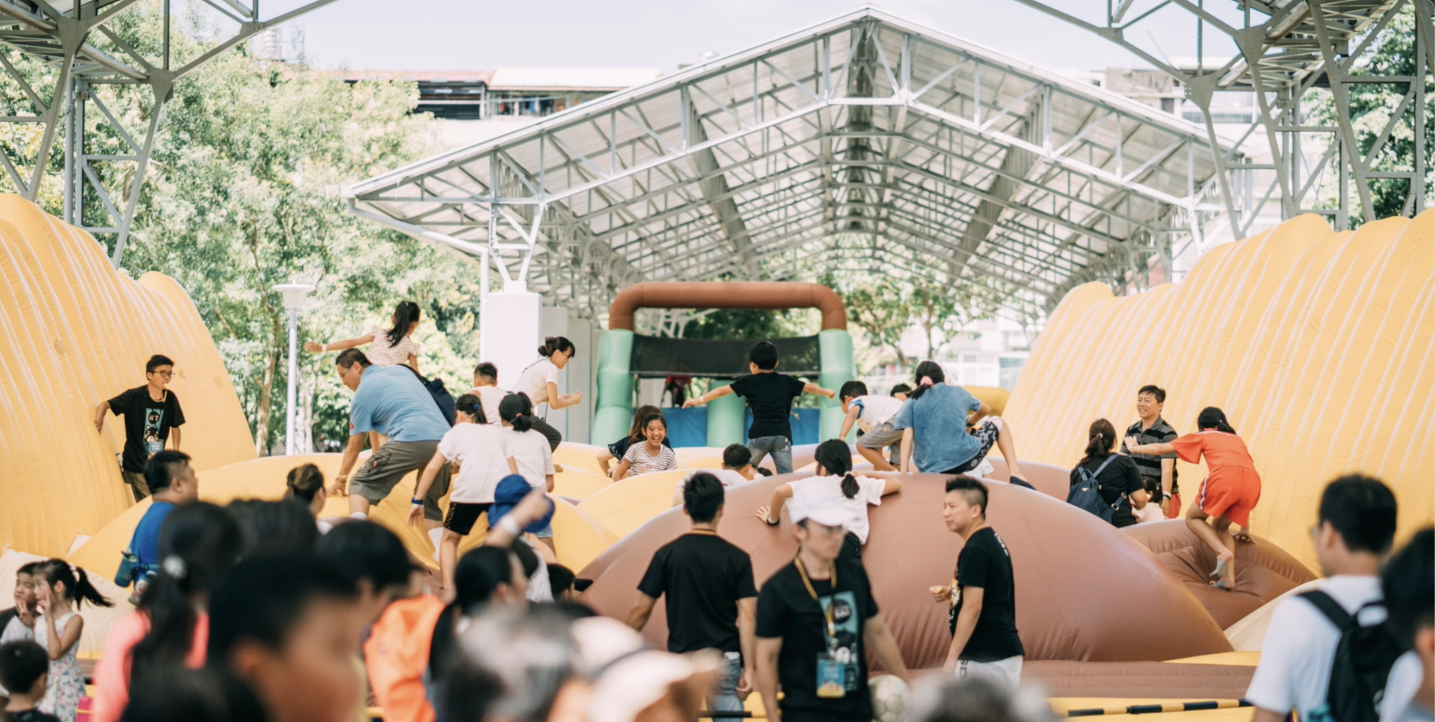 社區公園端樹叢立,假日不時舉辦親子活動。
