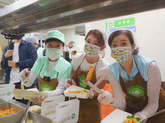 《市井豪門》廖家儀、郭亞棠相約做公益包便當送獨居老人。（民視提供）