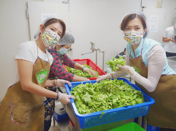 廖家儀和郭亞棠從洗菜開始參與。（民視提供）