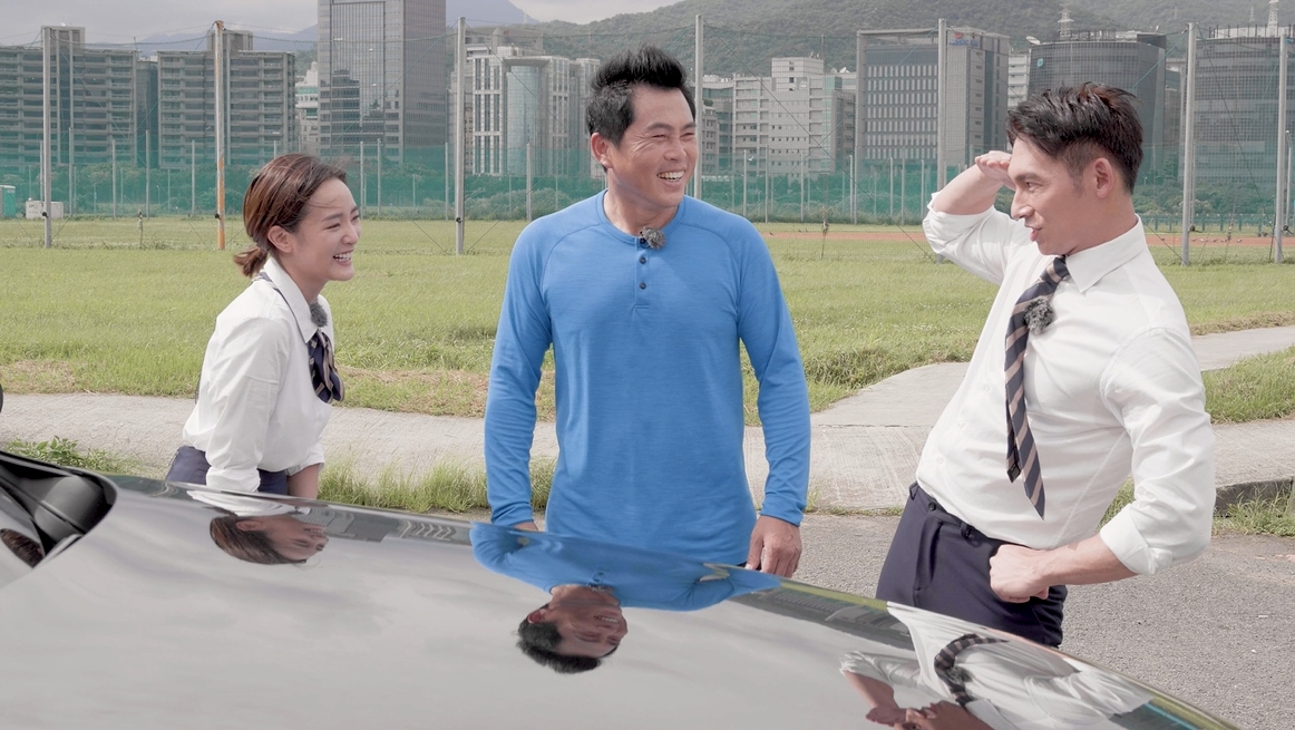 王淨克服過往恐懼挑戰棒球傳接球。（國際富豪汽車提供）