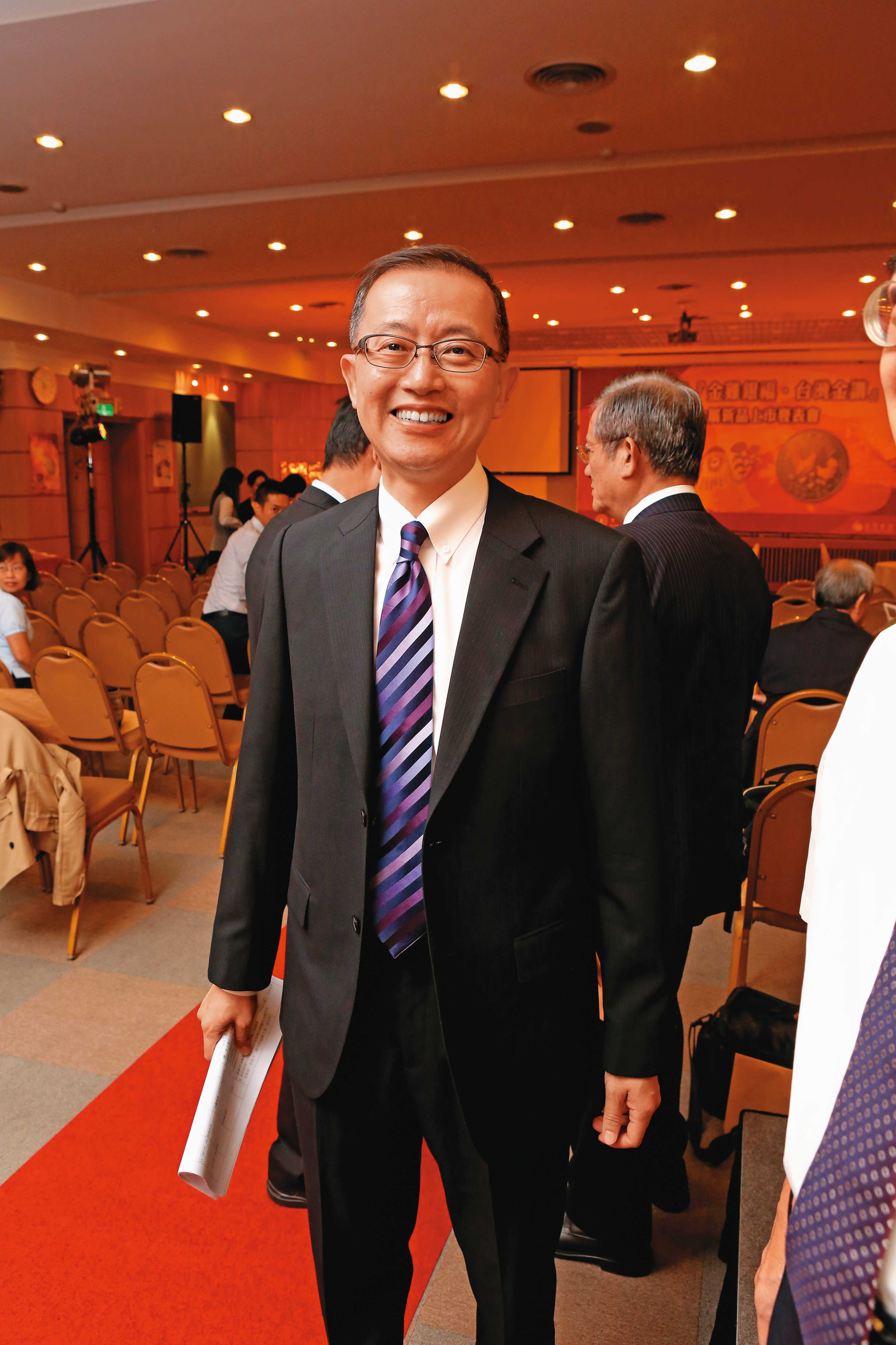 台灣銀行貴金屬部經理楊天立指出，若美元指數繼續狂升，小心金價有破底可能。