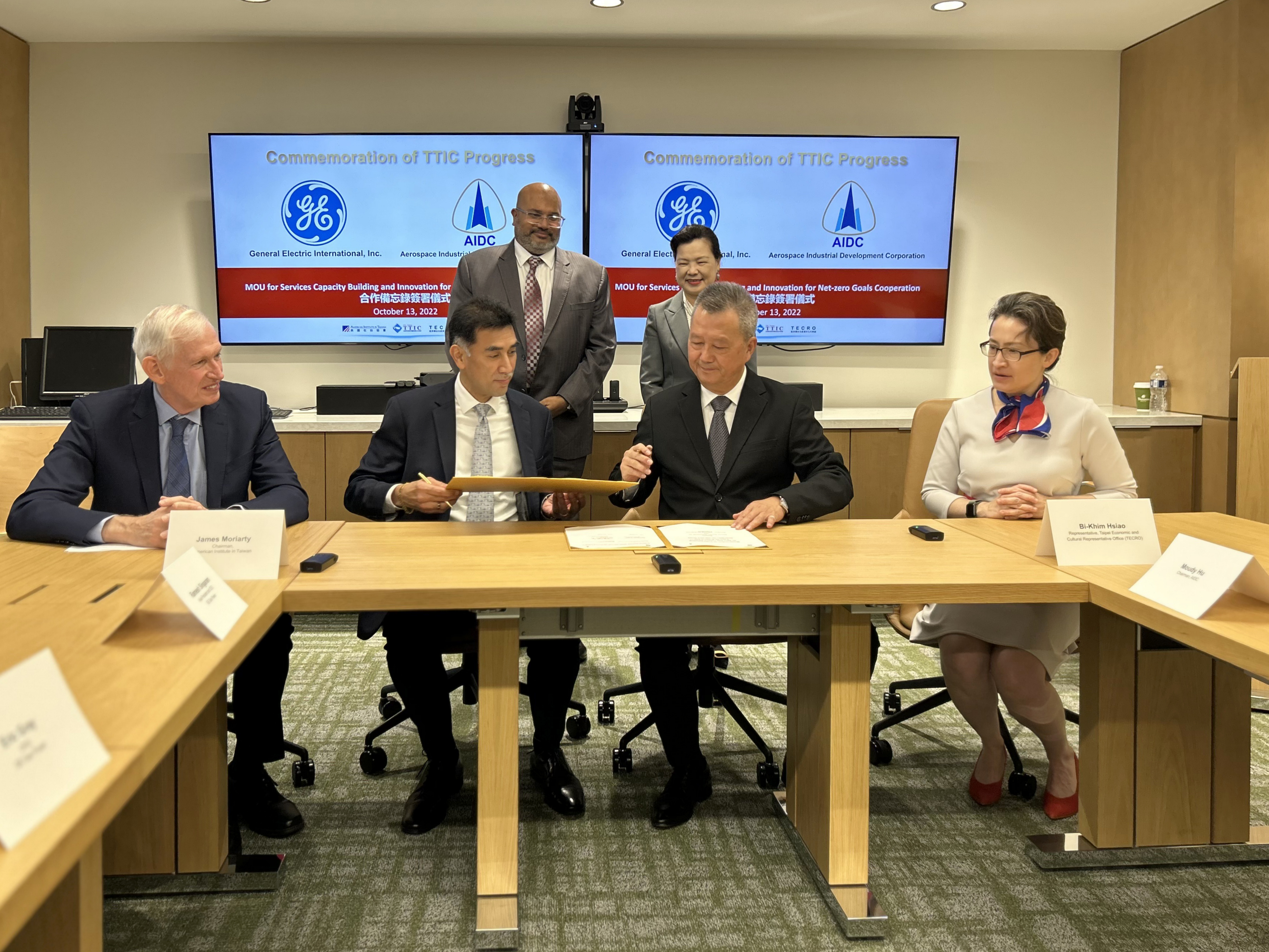 漢翔與美商GE Gas Power簽署航改型燃氣渦輪發電機組「維修在地化」及「混氫發電應用」之合作備忘錄。（漢翔提供）