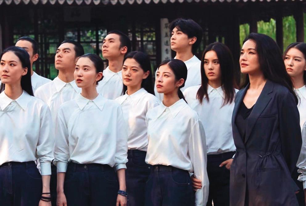 2020年詹子萱(前排右二)遠赴北京,在舒淇(前排右一)、周迅等人創立的「山下學堂」上了1年半的課,感到獲益良多。(翻攝自詹子萱IG)