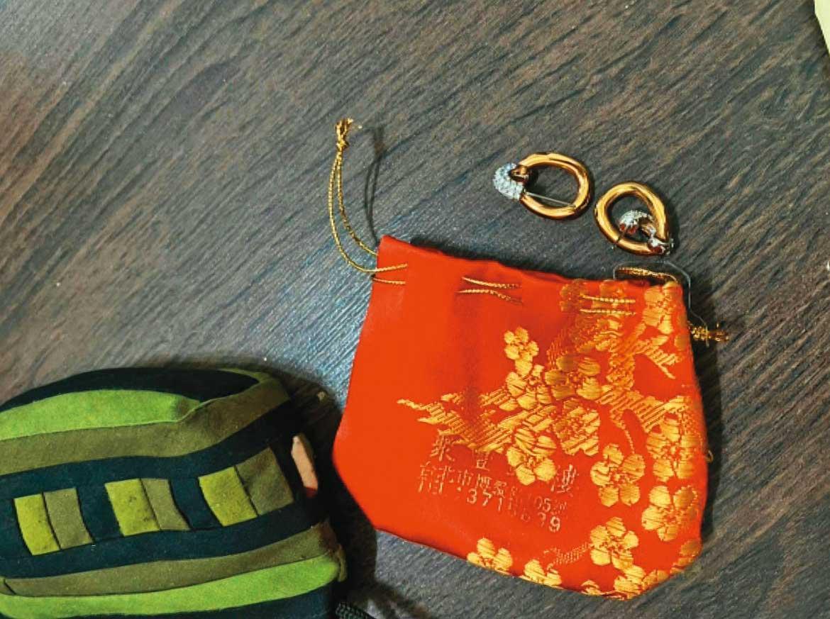 劉殷瑋到房東的住處行竊，偷得現金2,000元以及耳環等財物。（東森新聞提供）