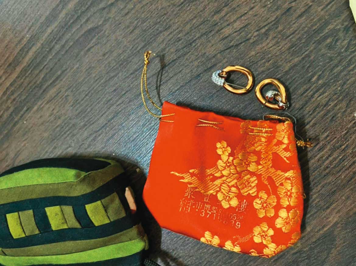 劉殷瑋到房東的住處行竊，偷得現金2,000元以及耳環等財物。（東森新聞提供）