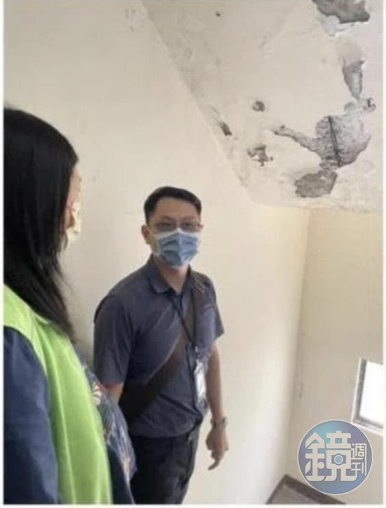 新北市議員鄭宇恩與市府人員勘查長坑國小教師宿舍。（讀者提供）