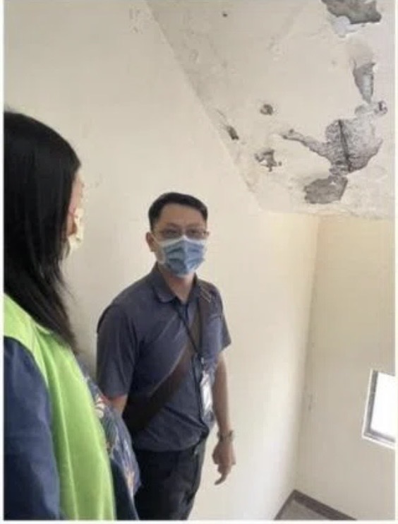 新北市議員鄭宇恩與市府人員勘查長坑國小教師宿舍。(讀者提供)