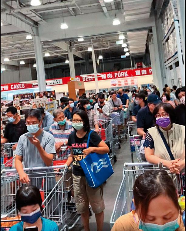 國慶連假國泰世華銀行當機,讓好市多結帳大排長龍。(翻攝臉書Costco好市多商品消費心得分享區)