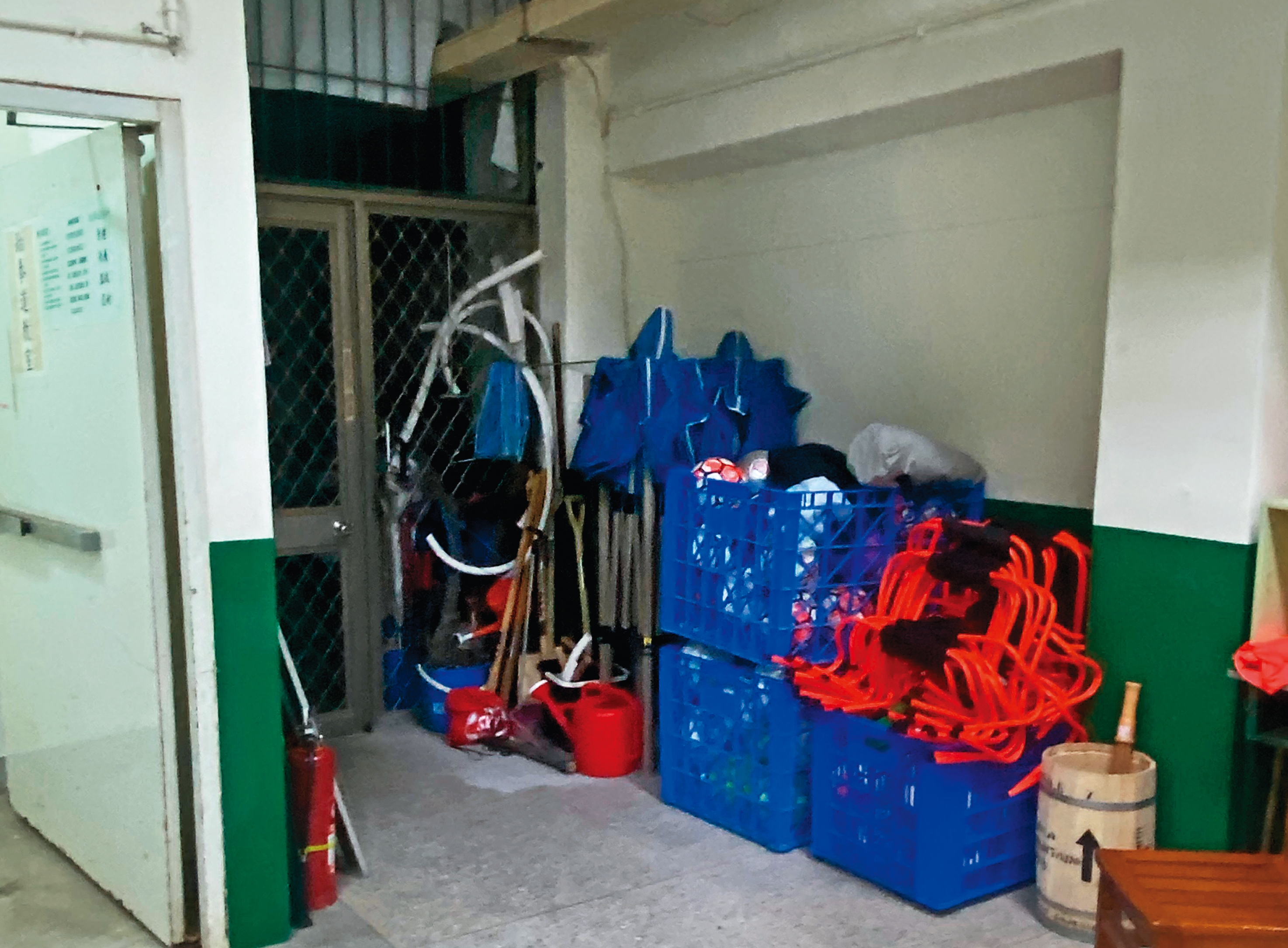 清江國小勒令張兆祿不得在上課時間進入校園，但其物品仍放在地下室。（讀者提供）
