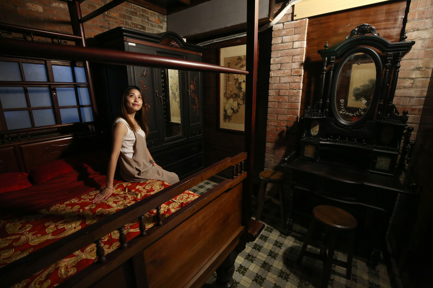 我睡了兩晚的「紅眠床」是屋主請老師傅親手修復保存下來的真古董。