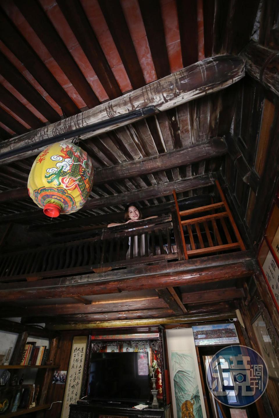 屋子的閣樓現在還存放許多家人留下來的生活起居用品，閣樓也還完整保存。