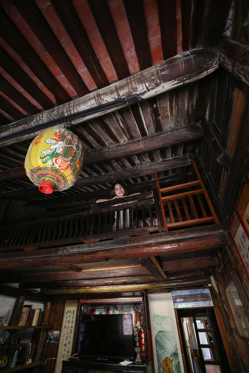 屋子的閣樓現在還存放許多家人留下來的生活起居用品，閣樓也還完整保存。