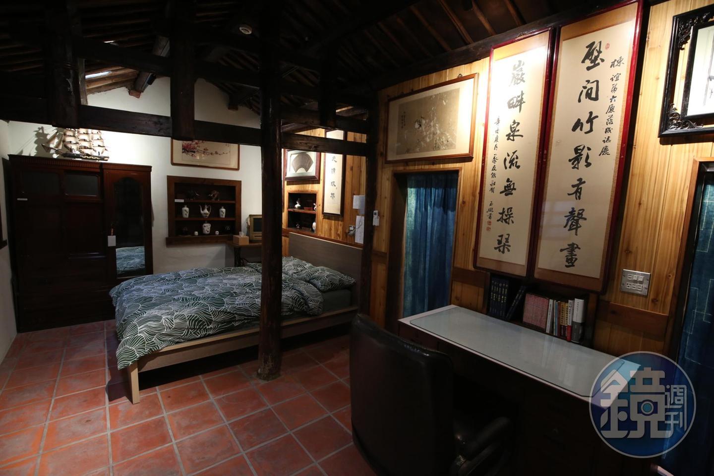 入住老厝裡就像回到阿嬤家一般親切，牆上還有屋主父親收藏的畫。