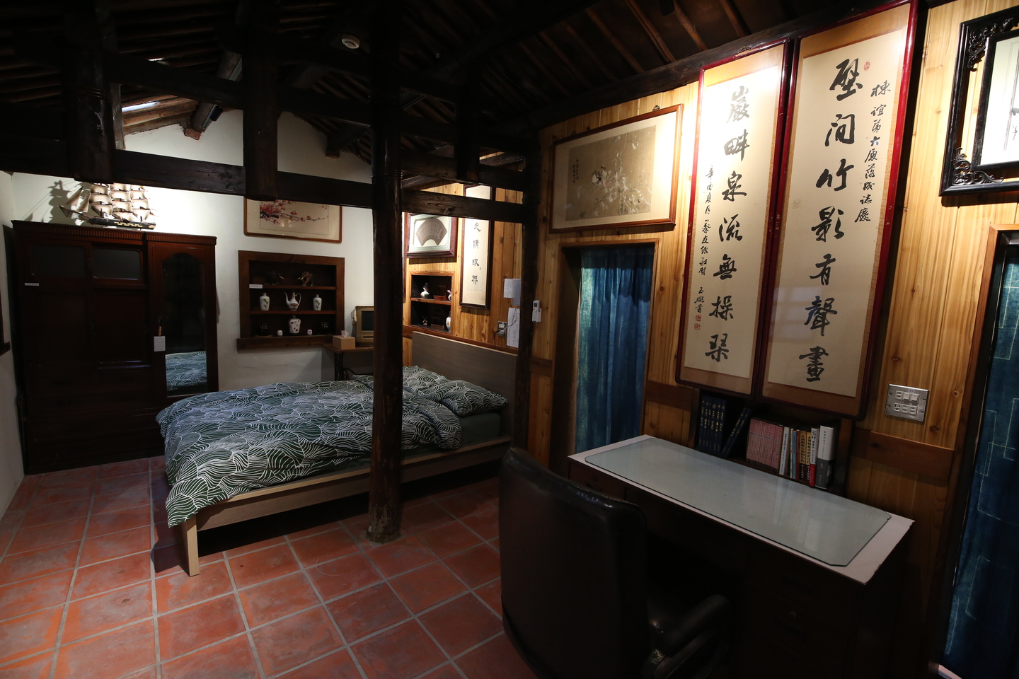 入住老厝裡就像回到阿嬤家一般親切，牆上還有屋主父親收藏的畫。