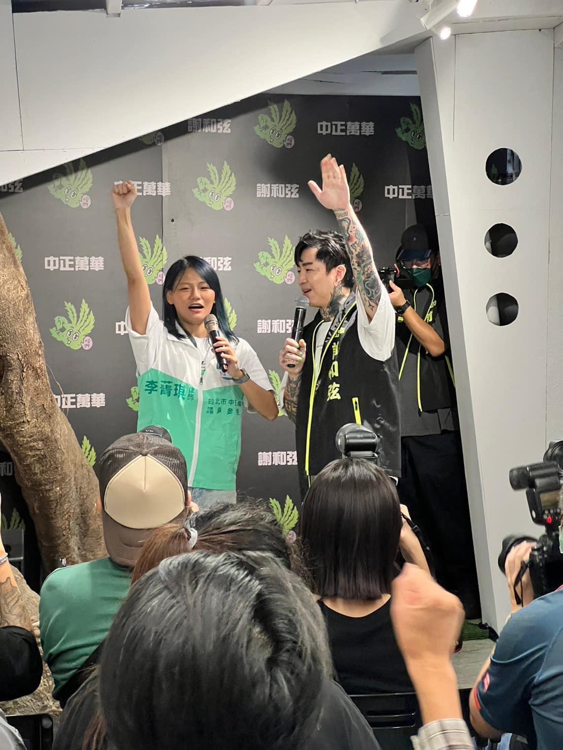謝和弦表示雖然選民可能不能投給他，但他建議喜歡抽大麻的還是可以投李菁琪律師（左）。（翻攝麻煩找菁琪律師-Better call Zoe臉書）