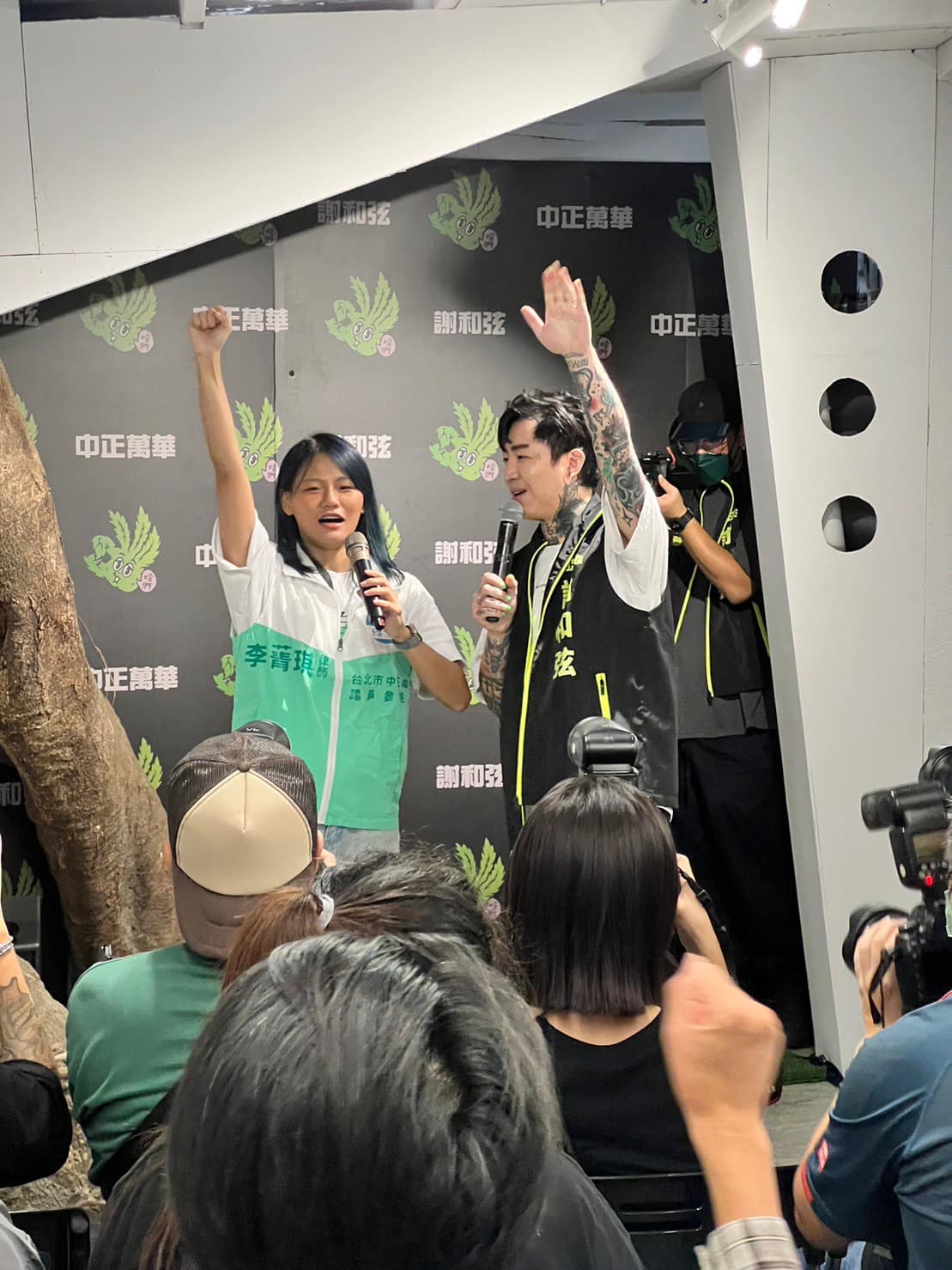 謝和弦表示雖然選民可能不能投給他，但他建議喜歡抽大麻的還是可以投李菁琪律師（左）。（翻攝麻煩找菁琪律師-Better call Zoe臉書）
