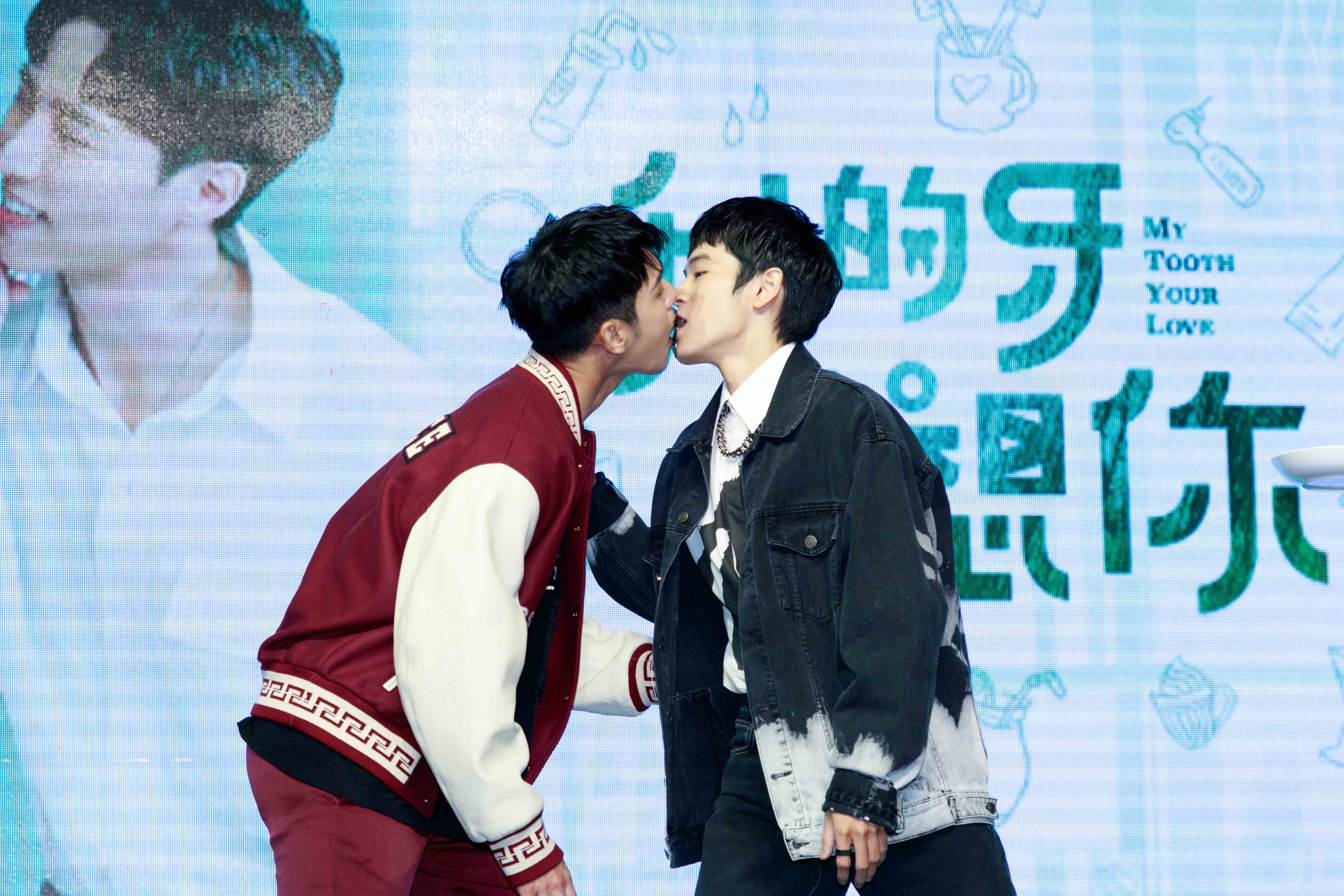 周予天（左）、張豐豪嘴對嘴傳接海苔。（結果娛樂提供）