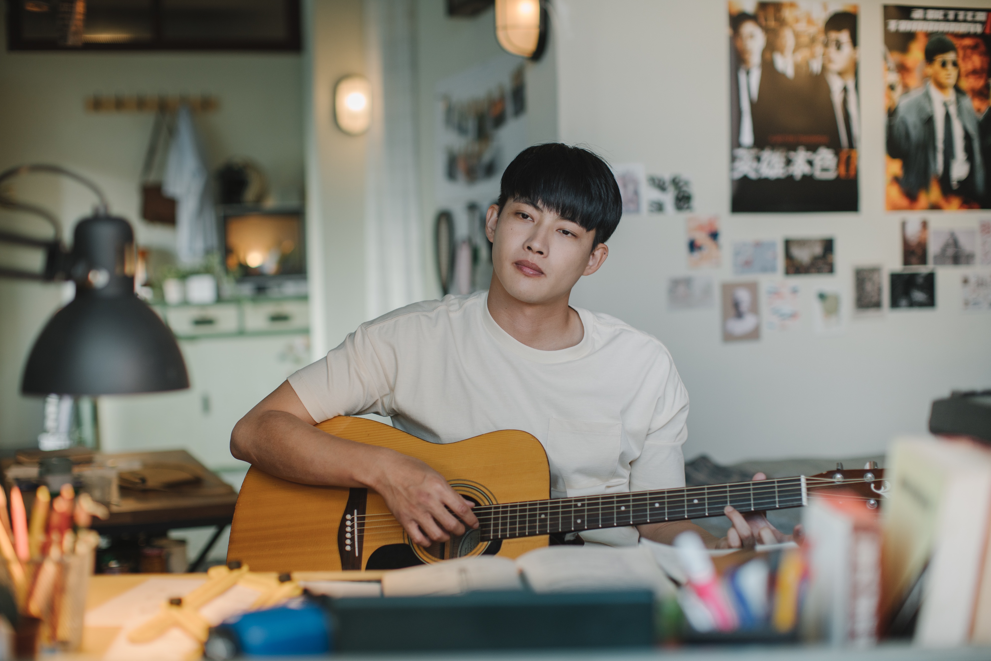 張庭瑚不僅在《你在我心上》有不少抱著吉他唱歌的場面，也演唱了電影主題曲。（甲上）