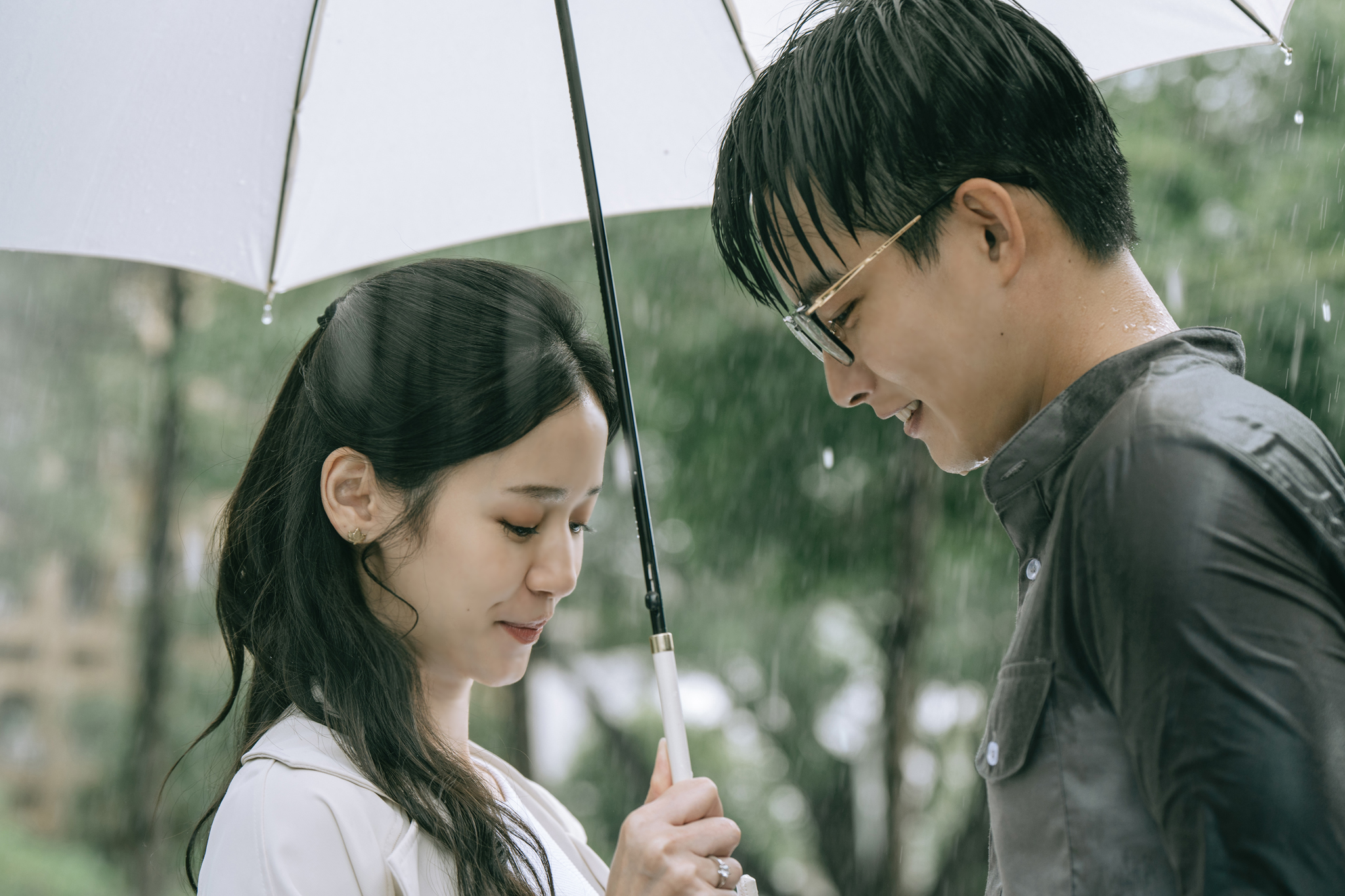 片中張庭瑚與袁子芸從高中開始20年來不斷地相遇又錯過，留下擦身而過的遺憾。（甲上）