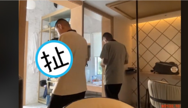 墨西哥一名男遊客在筆電安裝自動偵測錄影程式，意外揭發房務員在房內離譜行徑。（翻攝抖音@arturbo86）
