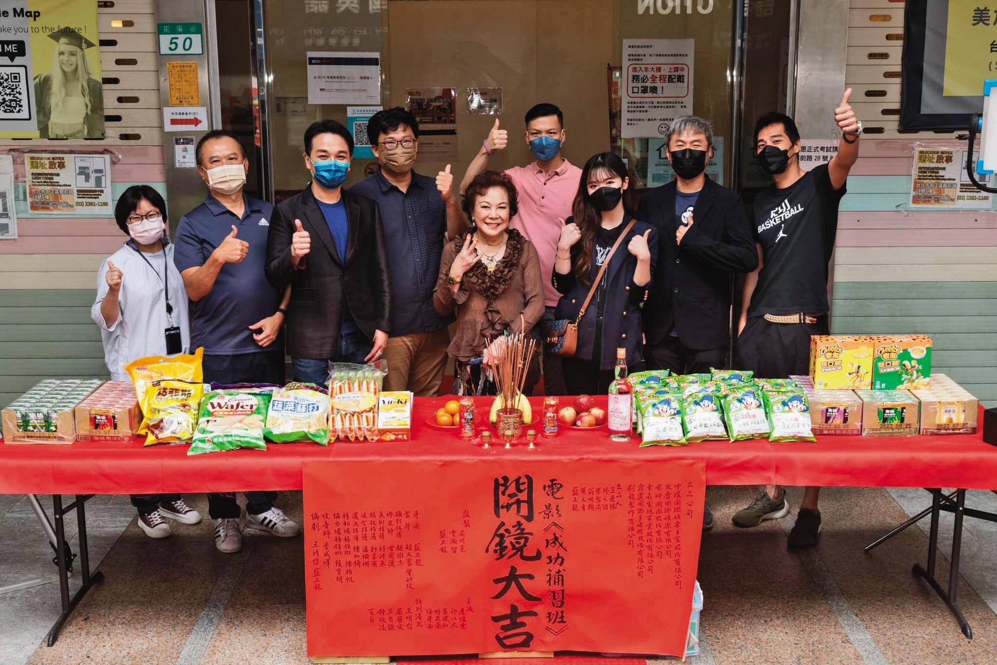 藍正龍（右一）監製、導演的電影《成功補習班》於9月中旬開鏡。（翻攝自吳明憲臉書）