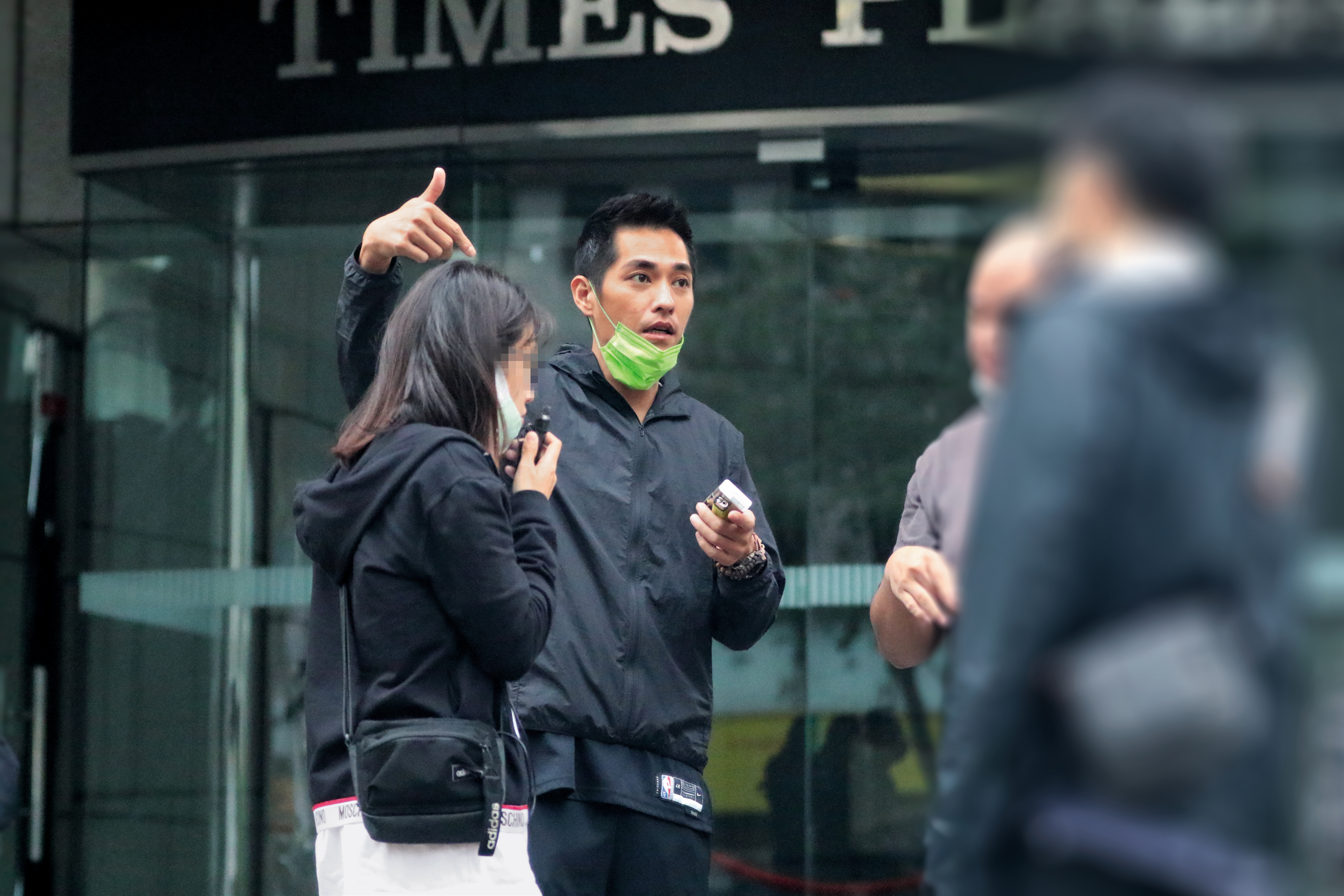 10月10日13時22分，藍正龍（右）短暫拿下口罩，與工作人員溝通拍攝事宜，看得出他消瘦不少。