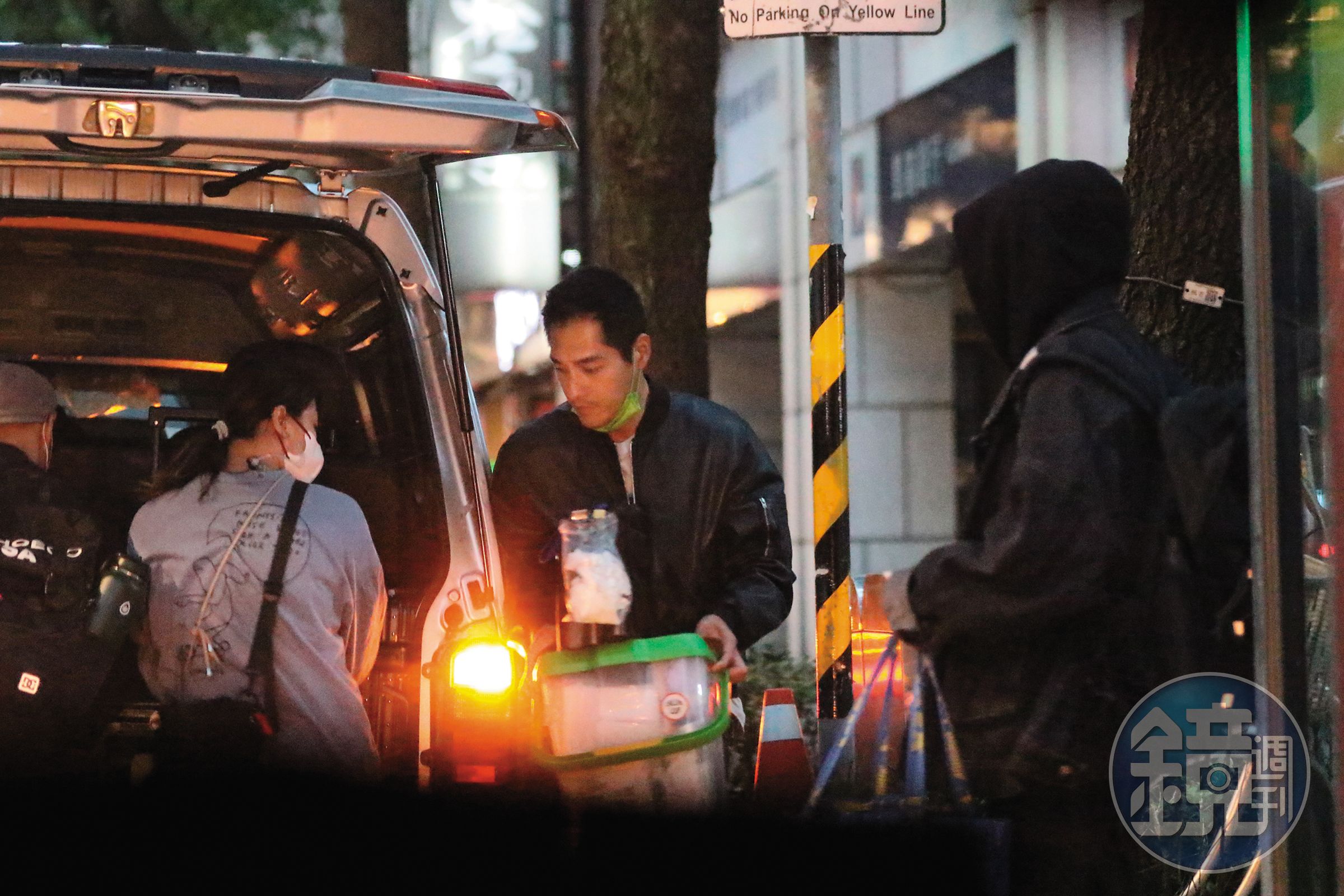 10月10日17時25分，藍正龍（右）協助工作人員搬運器材，並搭上車一起離開。