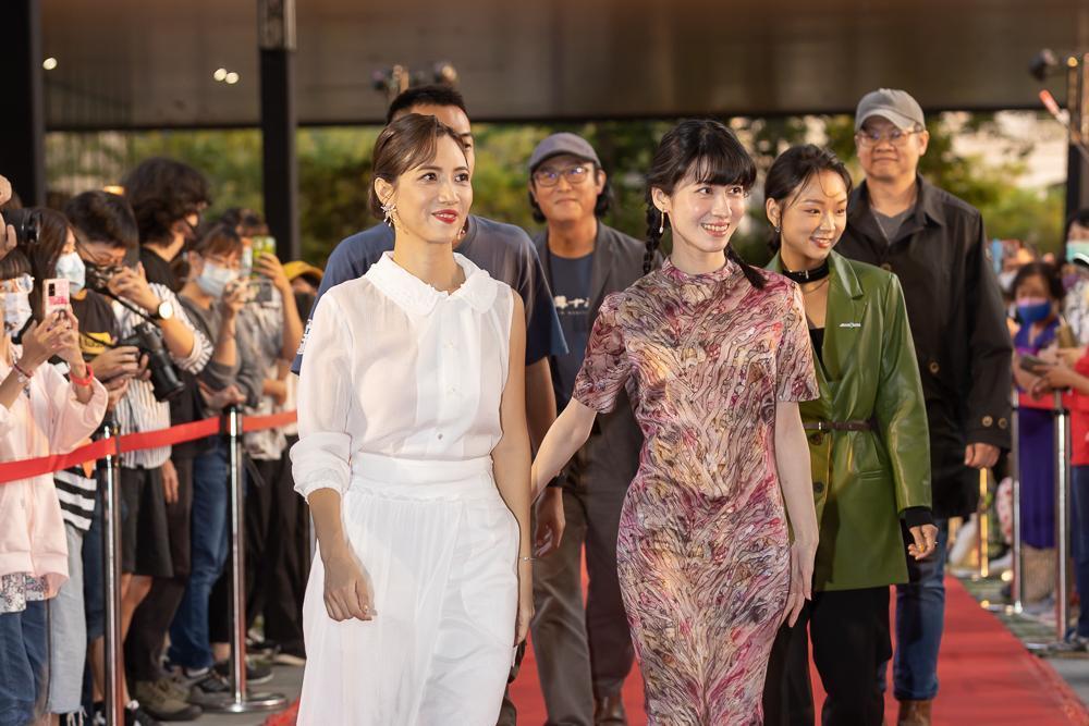 《流麻溝十五號》擔當今年高雄電影節開幕重任,三位女主角徐麗雯、連俞涵、余佩真及劇組人員走上紅毯。(高雄電影節提供)