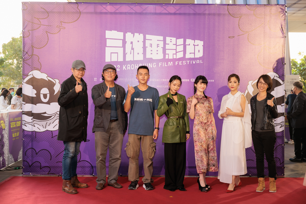 出品人姚文智（左2）透露，《流麻溝十五號》包場已接近300場，劇組全體都感謝影迷的支持。（高雄電影節提供）