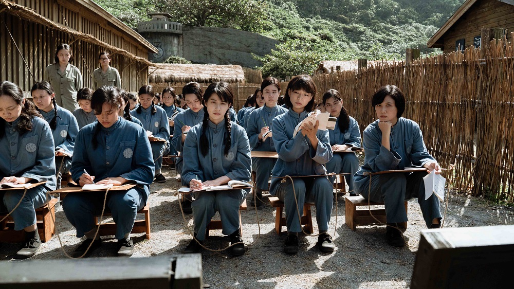 《流麻溝十五號》由徐麗雯（右起）、余佩真、連俞涵主演，講述1950 年代女性政治受難者到綠島集中營進行「思想再教育」的真實故事。（高雄電影節提供）