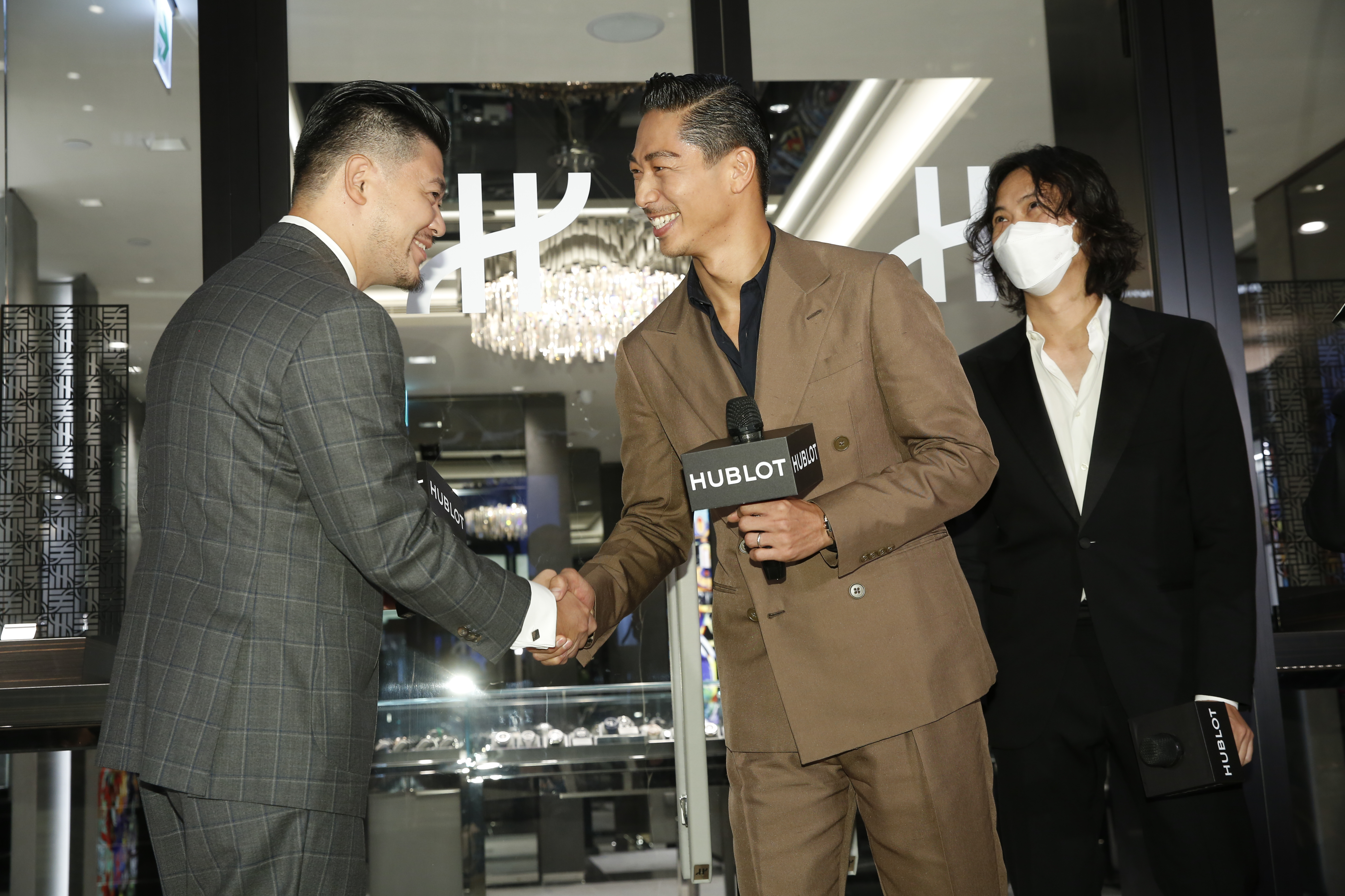 Hublot品牌總監奚瑋稱讚Akira追求第一,「把台灣第一(名模)也娶回家了!」