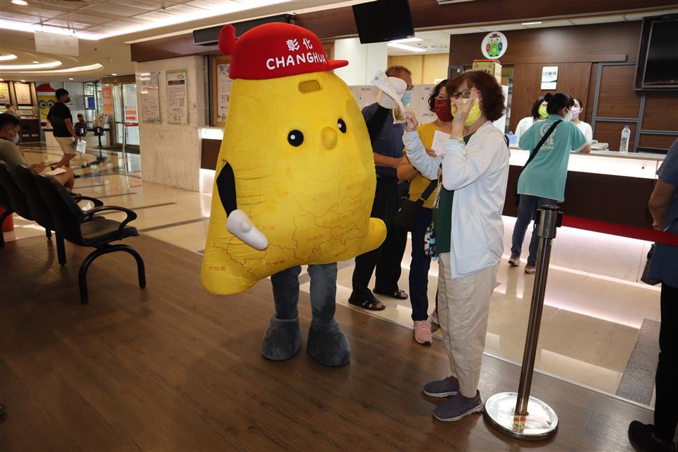 彰化縣政府社會處志願服務吉祥物因造型太醜而爆紅,還被網友吐槽是「彰東西」。(彰化縣政府社會處提供)