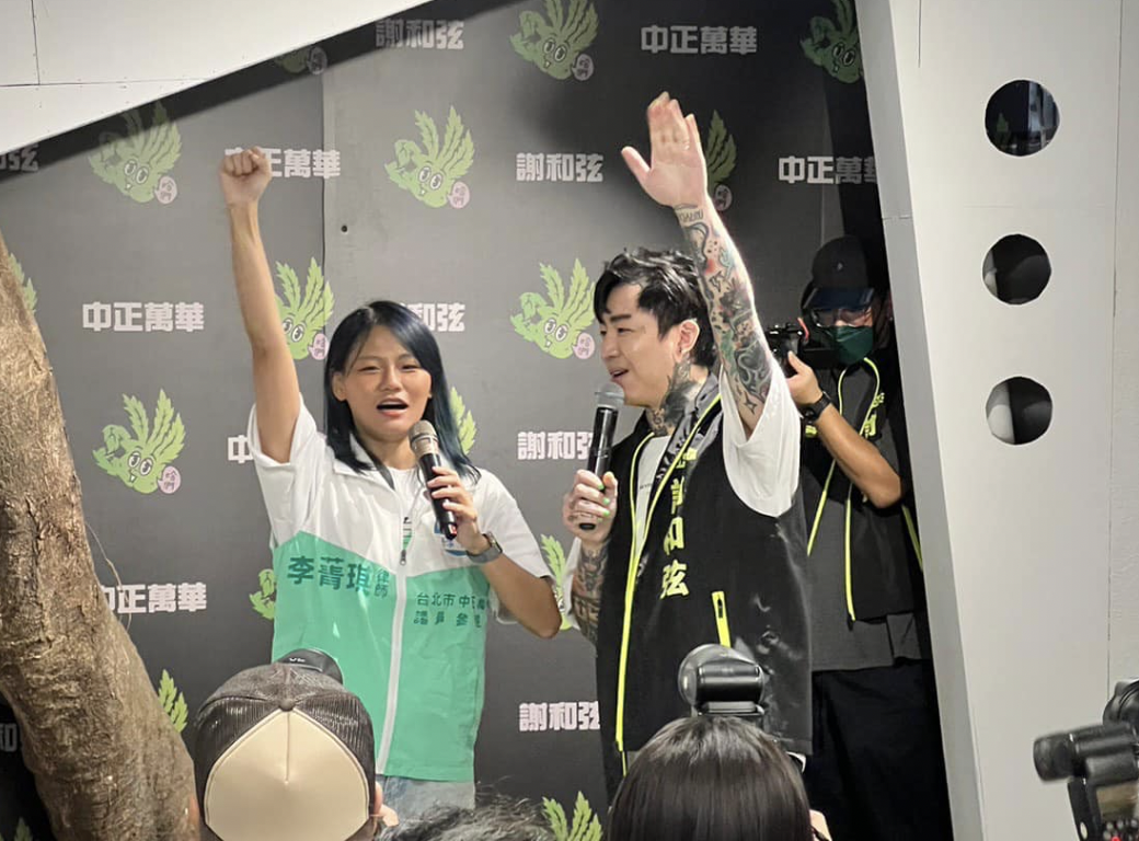 台北市議員第5選舉區謝和弦被踢出候選名單，律師李菁琪（左）力挺他，質疑為何「雨刷可以，謝和弦不行？」（翻攝自麻煩找菁琪律師-Better call Zoe臉書）