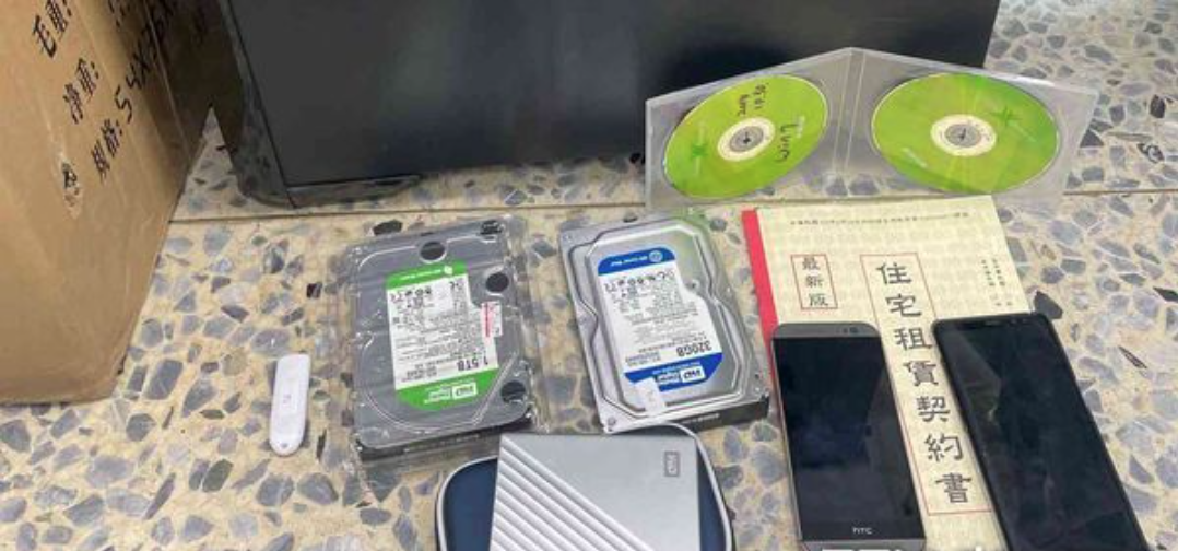 警方查扣張男的1TB硬碟及電腦資料。（台南市第五分局提供）