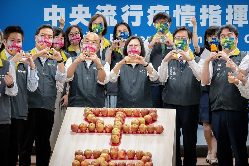 總統蔡英文與行政院真蘇貞昌等人今來到指揮中心，感謝防疫團隊1,000天以來的努力。（總統府提供）