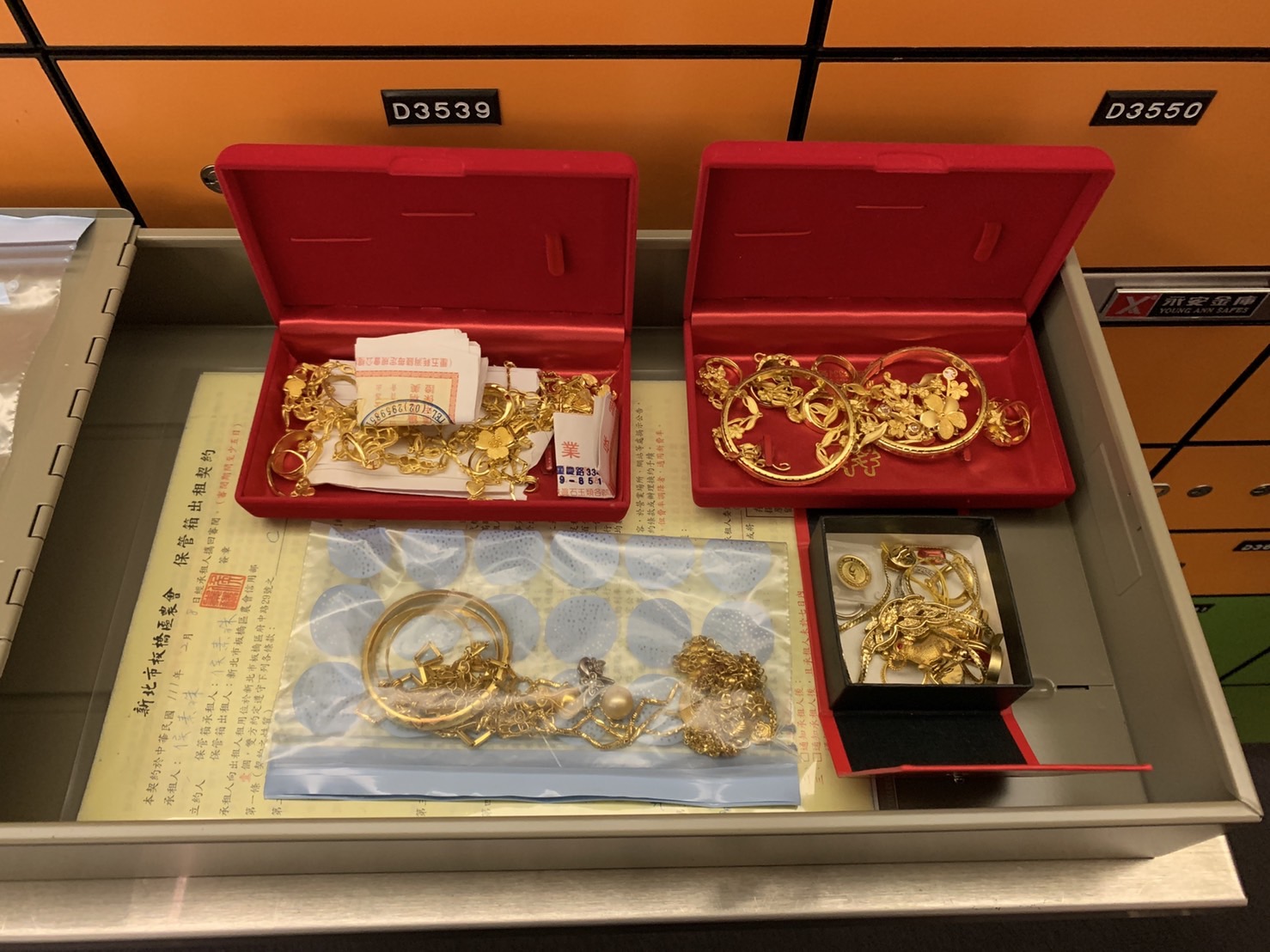 警方查扣詐團的黃金飾物。（翻攝畫面）