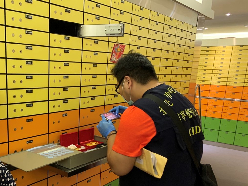 警方查扣黃金等贓物。（翻攝畫面）